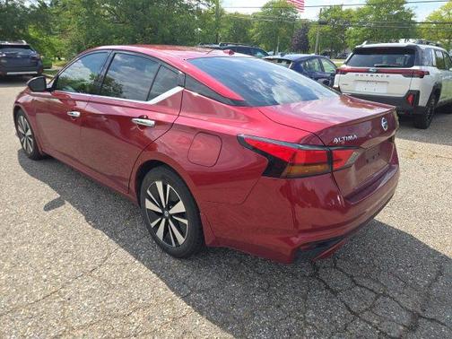 Scarlet 2019 Nissan Altima 2.5 SL
