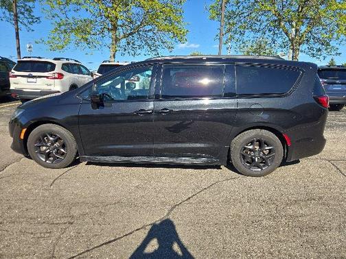 Brilliant Black Crystal Pearlcoat 2019 Chrysler Pacifica Touring-L Plus