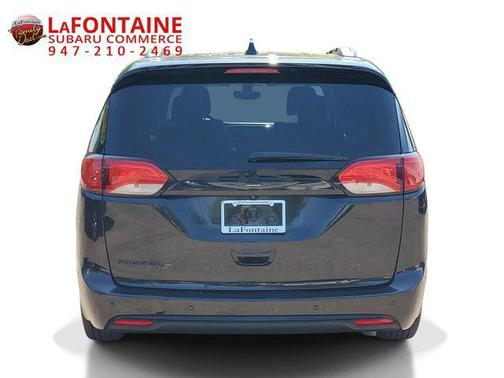 Brilliant Black Crystal Pearlcoat 2019 Chrysler Pacifica Touring-L Plus