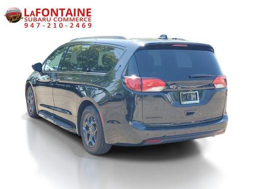 Brilliant Black Crystal Pearlcoat 2019 Chrysler Pacifica Touring-L Plus