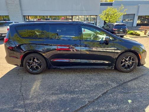 Brilliant Black Crystal Pearlcoat 2019 Chrysler Pacifica Touring-L Plus