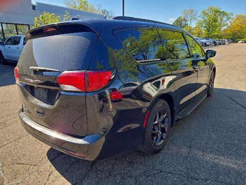 Brilliant Black Crystal Pearlcoat 2019 Chrysler Pacifica Touring-L Plus