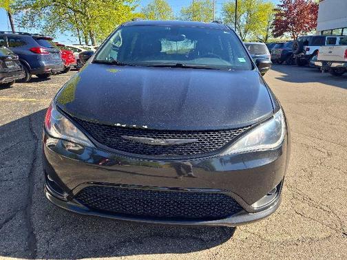 Brilliant Black Crystal Pearlcoat 2019 Chrysler Pacifica Touring-L Plus