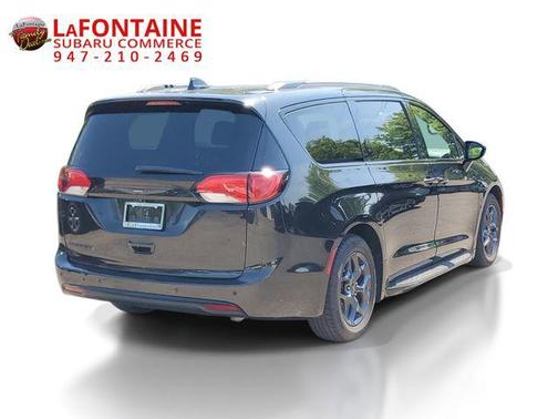 Brilliant Black Crystal Pearlcoat 2019 Chrysler Pacifica Touring-L Plus