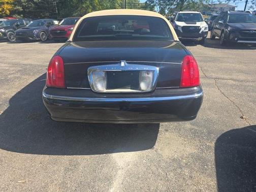 2000 Lincoln Town Car Signature