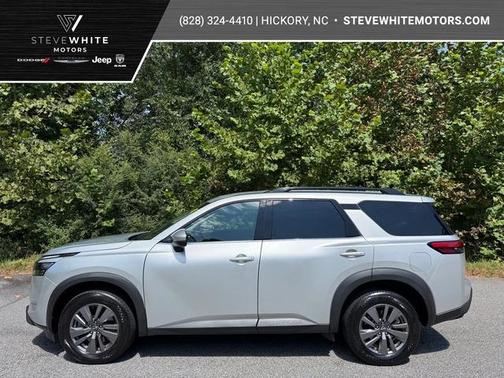 Brilliant Silver Metallic 2025 Nissan Pathfinder SV