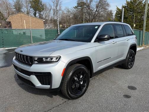 Silver Zynith 2026 Jeep Grand Cherokee Laredo