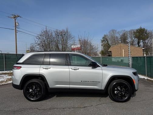 Silver Zynith 2026 Jeep Grand Cherokee Laredo
