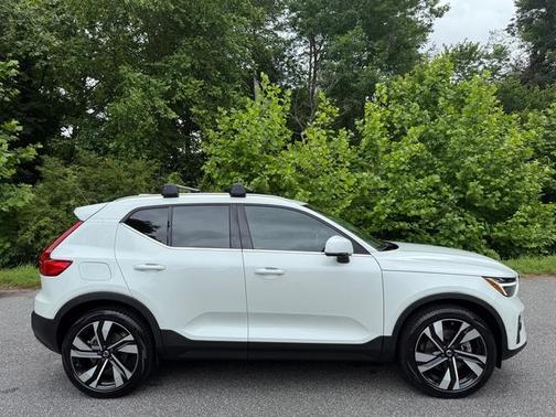 2023 Volvo XC40 B5 Ultimate Bright Theme