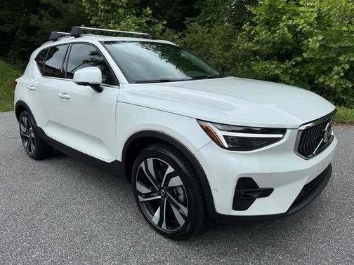 2023 Volvo XC40 B5 Ultimate Bright Theme
