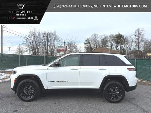 Bright White Clearcoat 2026 Jeep Grand Cherokee Laredo