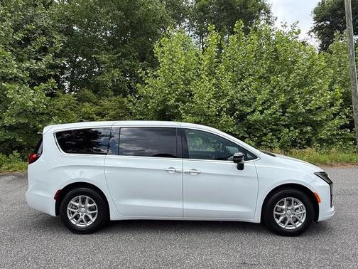 Bright White Clearcoat 2027 Chrysler Pacifica SELECT