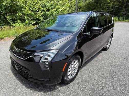 Diamond Black 2027 Chrysler Pacifica SELECT