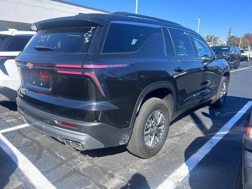 2025 Chevrolet Traverse LT