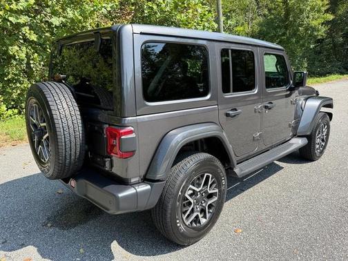 Granite Crystal Clearcoat Metallic 2027 Jeep Wrangler Sahara