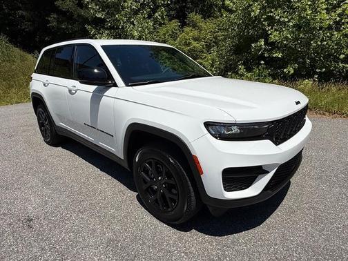 Bright White Clearcoat 2025 Jeep Grand Cherokee Laredo