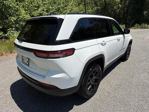 Bright White Clearcoat 2025 Jeep Grand Cherokee Laredo
