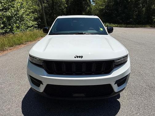 Bright White Clearcoat 2025 Jeep Grand Cherokee Laredo