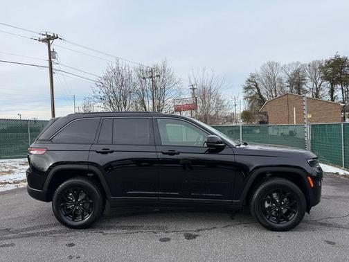 Diamond Black 2026 Jeep Grand Cherokee Laredo