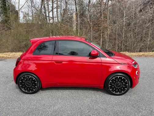 2024 FIAT 500e Base