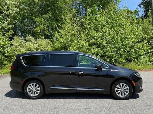 Brilliant Black Crystal Pearlcoat 2019 Chrysler Pacifica Touring-L
