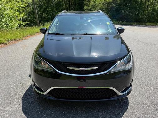 Brilliant Black Crystal Pearlcoat 2019 Chrysler Pacifica Touring-L