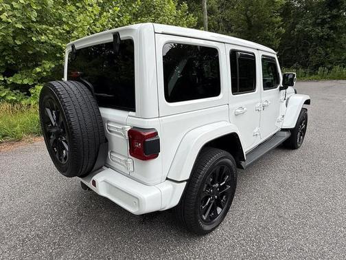 Bright White Clearcoat 2021 Jeep Wrangler Unlimited Sahara Altitude