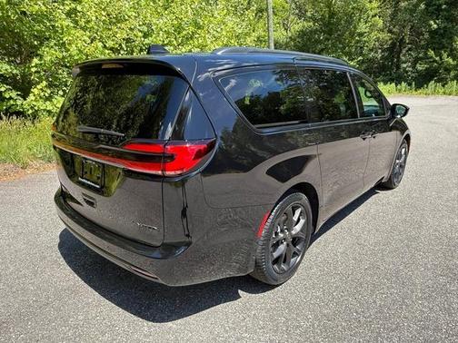 Diamond Black 2027 Chrysler Pacifica LIMITED