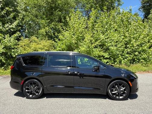Diamond Black 2027 Chrysler Pacifica LIMITED