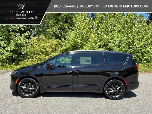Diamond Black 2027 Chrysler Pacifica LIMITED