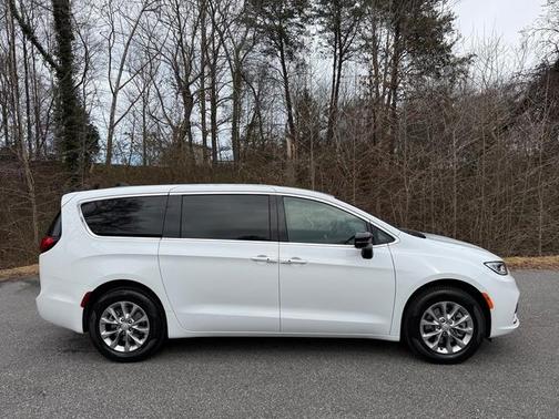 2026 Chrysler Pacifica Select AWD