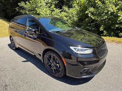 Diamond Black 2025 Chrysler Pacifica Limited