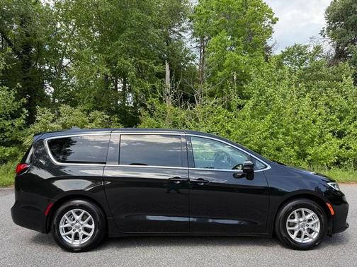 2023 Chrysler Pacifica Touring-L