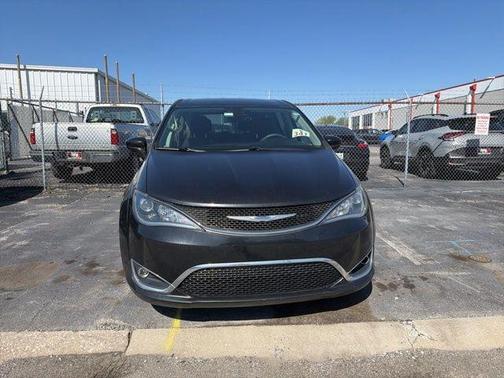 Brilliant Black Crystal Pearlcoat 2018 Chrysler Pacifica Touring Plus
