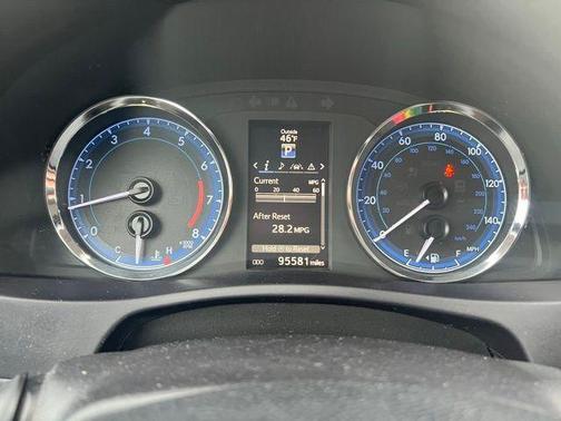 Super White 2018 Toyota Corolla XSE