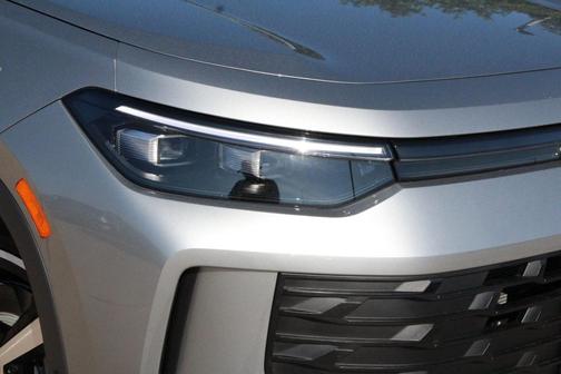 Pyrite Silver Metallic 2025 Volkswagen Tiguan 2.0T SE
