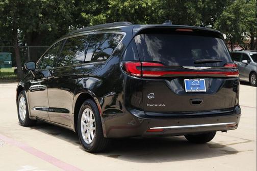 Brilliant Black Crystal Pearlcoat 2022 Chrysler Pacifica Touring L