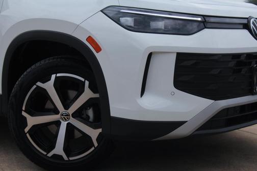 Pure White 2025 Volkswagen Tiguan 2.0T SE