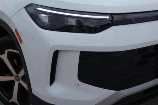 Pure White 2025 Volkswagen Tiguan 2.0T SE