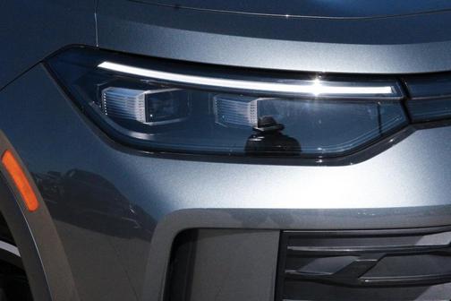 Platinum Gray Metallic 2025 Volkswagen Tiguan 2.0T SE