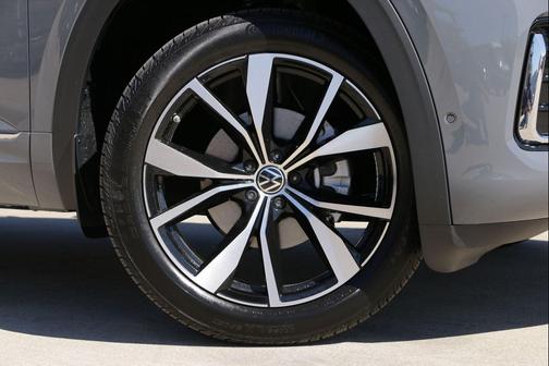 pure gray 2026 Volkswagen Atlas Cross Sport 2.0T SEL Premium