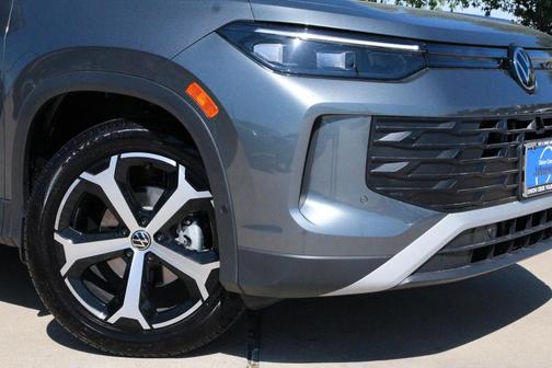 Platinum Gray Metallic 2025 Volkswagen Tiguan 2.0T SE
