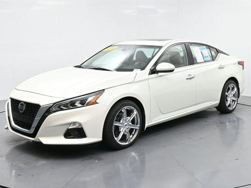 Pearl White Tricoat 2020 Nissan Altima 2.5 SV