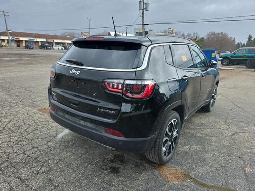 Diamond Black Crystal Pearlcoat 2023 Jeep Compass Limited