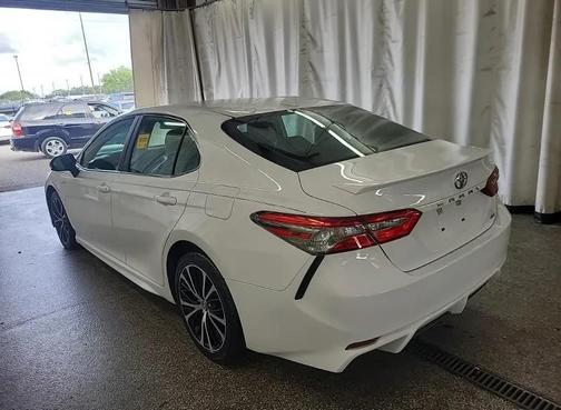 Super White 2019 Toyota Camry SE