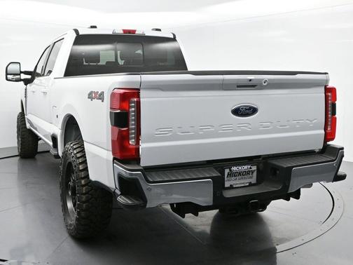 Oxford White 2024 Ford F-250 Lariat