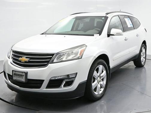 Iridescent Pearl Tricoat 2017 Chevrolet Traverse 1LT