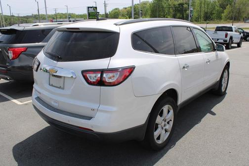 Iridescent Pearl Tricoat 2017 Chevrolet Traverse 1LT