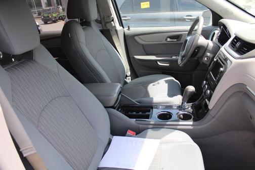 Iridescent Pearl Tricoat 2017 Chevrolet Traverse 1LT