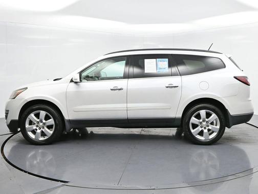 Iridescent Pearl Tricoat 2017 Chevrolet Traverse 1LT